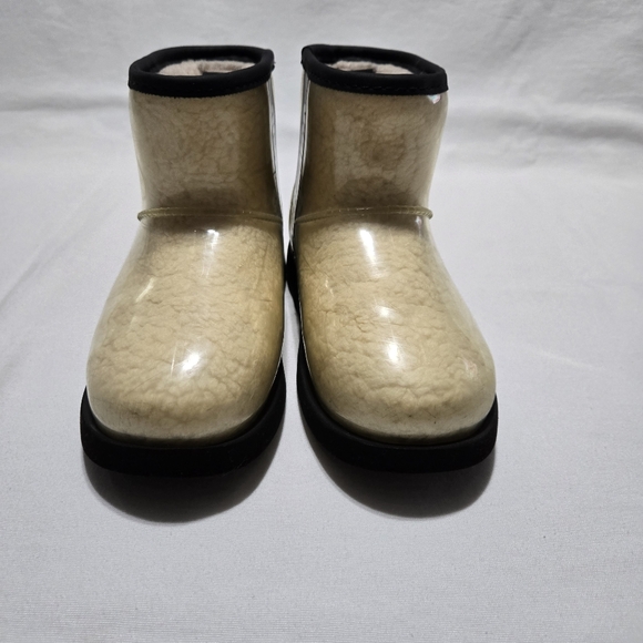 Ugg Girl's Classic Clear Mini Boots sz 2 - Picture 1 of 11